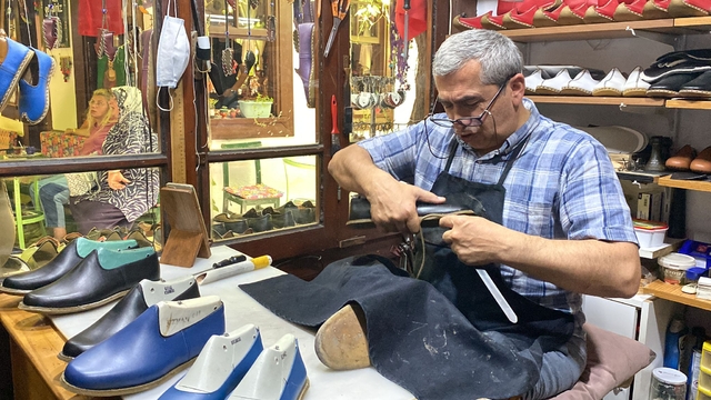 Safranbolu'nun tek yemeni ayakkabı ustası, kızı ile oğlunu da yetiştiriyor