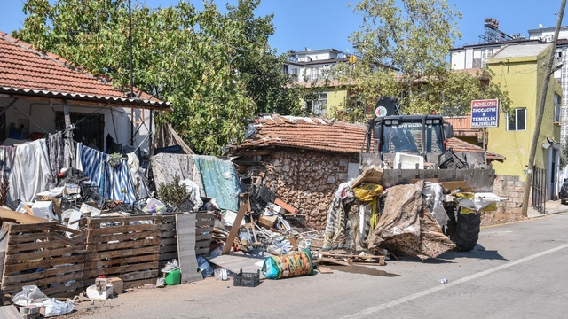 Antalya'da kötü kokuların yayıldığı 2 evin bahçesinden 12 kamyon çöp çıktı