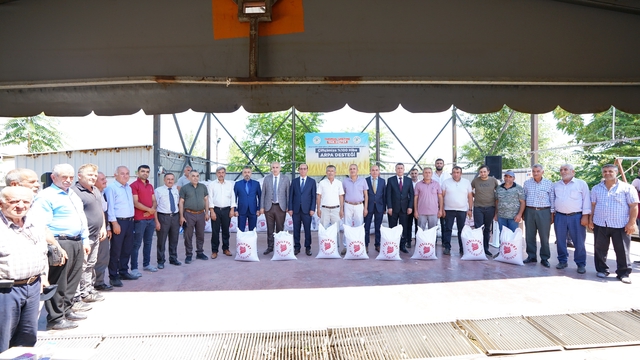 Malatya'da depremzede çiftçilere 35 ton arpa dağıtıldı