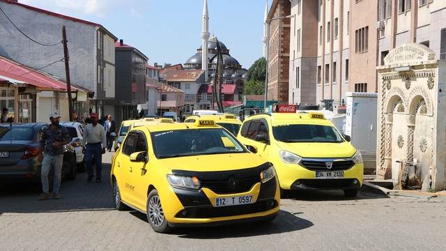Karlıova'daki taksicilerden korsan taksi protestosu