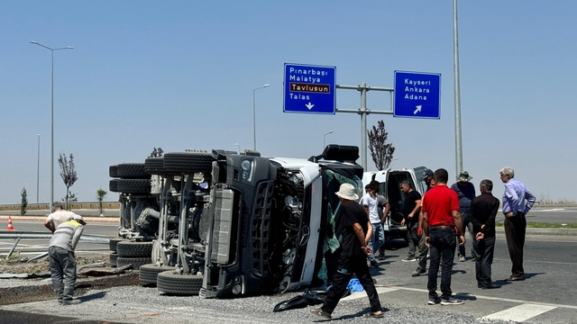 Kayseri'de devrilen beton mikserinin sürücüsü öldü