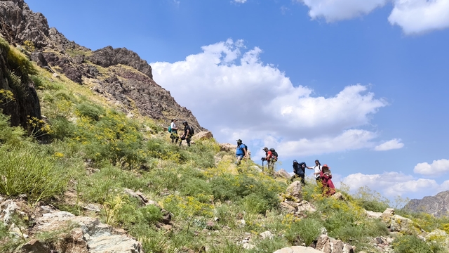 Yüksekova'da doğaseverler İkiyaka Dağları ve buzul gölünü gezdi