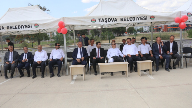 Taşova'da yarı olimpik kapalı yüzme havuzu hizmete girdi