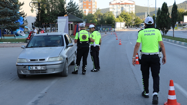 Kütahya'da uyuşturucu etkisinde araç kullananlar polisin takibinden kaçamıyor