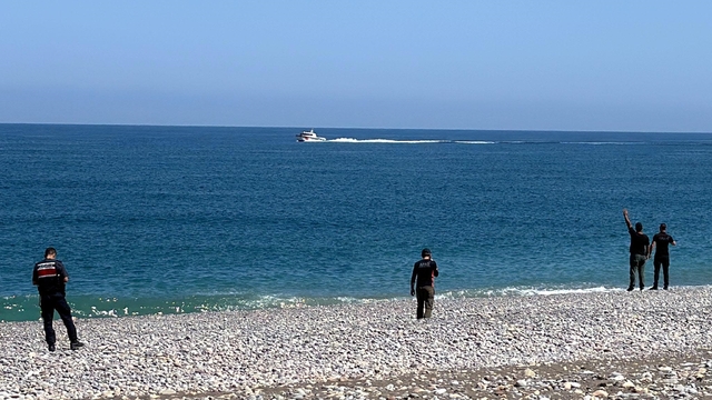 Batan teknede 3 kişi kurtarıldı; 3 kişi aranıyor