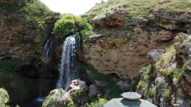 Bayburt'ta sıcak havadan bunalanlar Sırakayalar Şelalesi'nde serinliyor