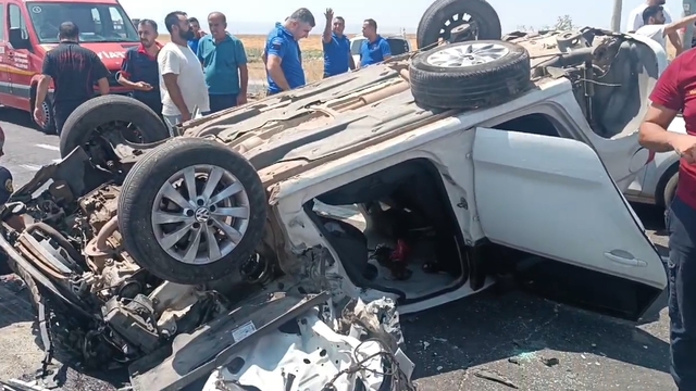 Diyarbakır'da 3 aracın karıştığı kazada 3 kişi yaralandı