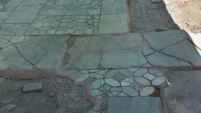 Ayasuluk Tepesi kazılarında St. Jean Kilisesi'nin güney haç kolunda zemin döşemeleri bulundu