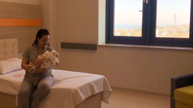 Ameliyathaneye gitmeden deniz manzaralı odada doğum yapıyorlar