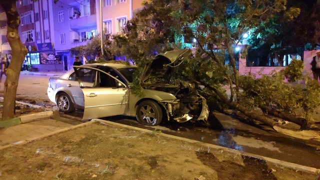 Bursa'da sürücüsünün direksiyon hakimiyetini kaybettiği araç refüje çarptı, 4 kişi yaralandı