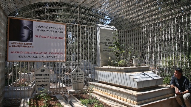 Şarkıcı Bergen, ölüm yıl dönümünde Mersin'deki mezarı başında anıldı