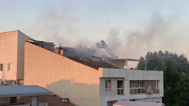 Eskişehir'de bir binanın çatısında çıkan yangın söndürüldü