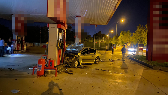 Akaryakıt istasyonuna dalan otomobilin sürücüsü yaya olarak kaçtı