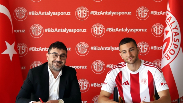 Antalyaspor, kadrosuna kattığı Emrecan Uzunhan için imza töreni düzenledi