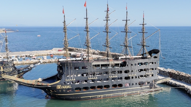 Avusturyalı sporcu Alanya'da 1300 ton ağırlığındaki tekneyi çekti