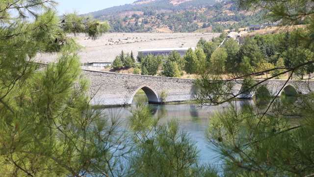 Depremden etkilenen tarihi Ceyhan Köprüsü'nün restorasyonu gelecek yıl bitecek