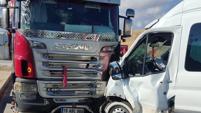 İşçi servis minibüsü, otomobil ve TIR'a çarptı; 14 yaralı
