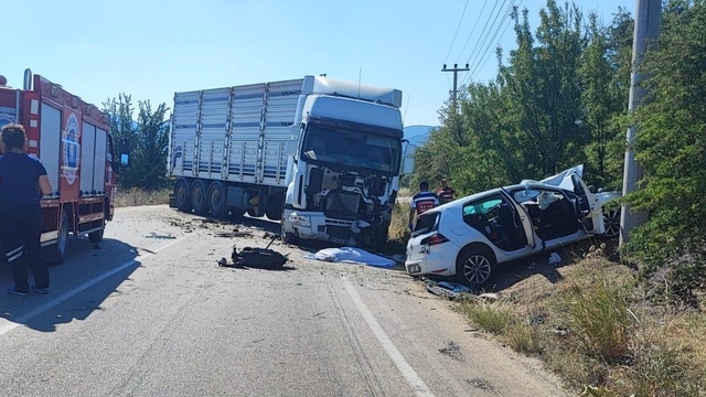 Antalya'da tır ile otomobilin çarpışması sonucu 1 kişi öldü, 3 kişi yaralandı