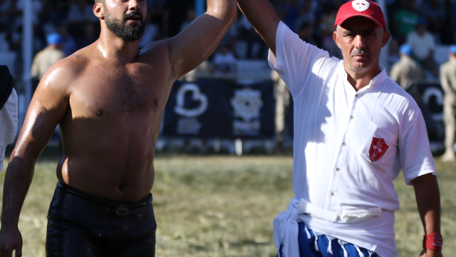 Geleneksel Kurtdereli Yağlı Güreşleri'nin başpehlivanı Enes Doğan oldu