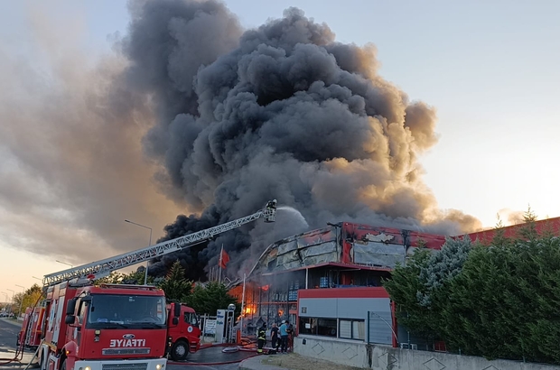 Tekirdağ'da fabrikada çıkan yangına müdahale ediliyor