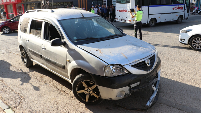 Kilis'te hafif ticari araçla çarpışan motosikletteki 2 kişi yaralandı