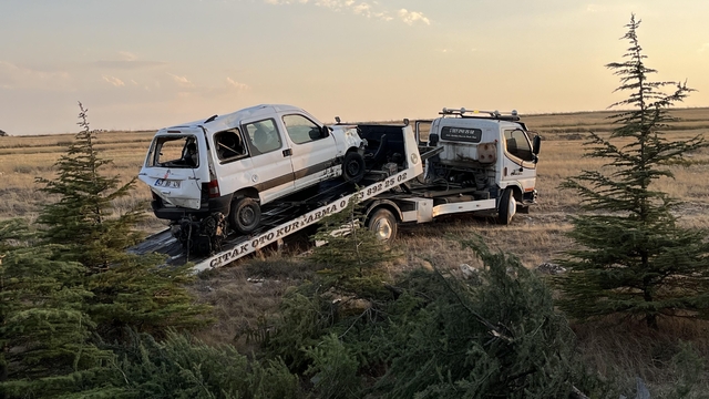 Şarampole yuvarlanan hafif ticari aracın sürücüsü öldü