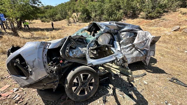 Tunceli'de cip ile kamyon çarpıştı; baba ve 4 yaşındaki oğlu öldü, 6 yaralı (2)