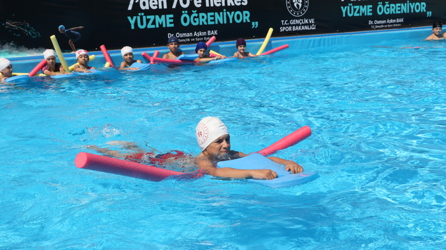Gaziemir'de kurulan portatif havuzda çocuklara yüzme eğitimi veriliyor