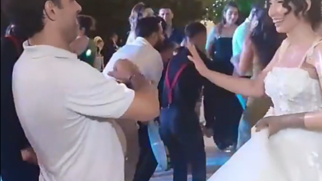 Uğur Aslan, depremde bir kolunu kaybeden yeğenini düğününde yalnız bırakmadı