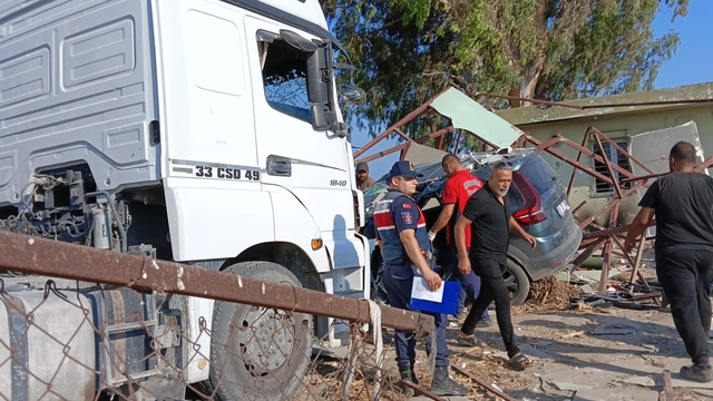 Tarsus'ta otomobil ile TIR çarpıştı: 1 ölü, 6 yaralı