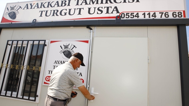 Cumhurbaşkanı Erdoğan'dan ödül alan ayakkabı tamircisi Turgut ustaya belediyeden iş yeri