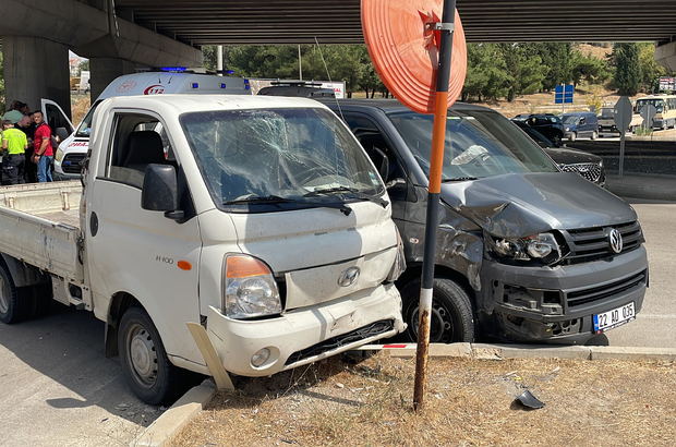 Kazada anneleri yaralanan 3 çocuğu, babaları sakinleştirdi