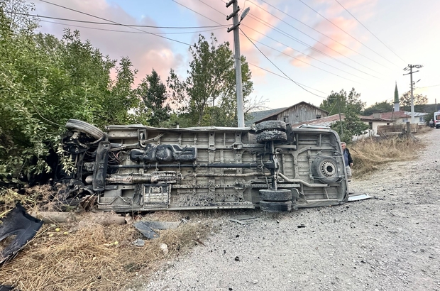 Bolu'da minibüs ile traktörün çarpıştığı kazada 15 kişi yaralandı