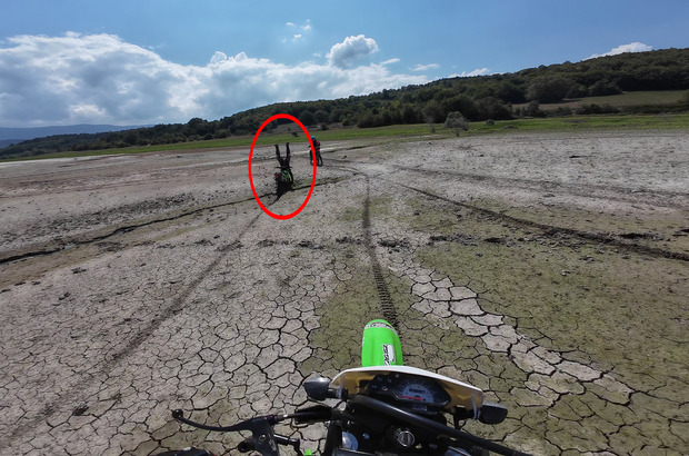 Çamura saplanan motosikletin sürücüsünün takla attığı anlar kamerada