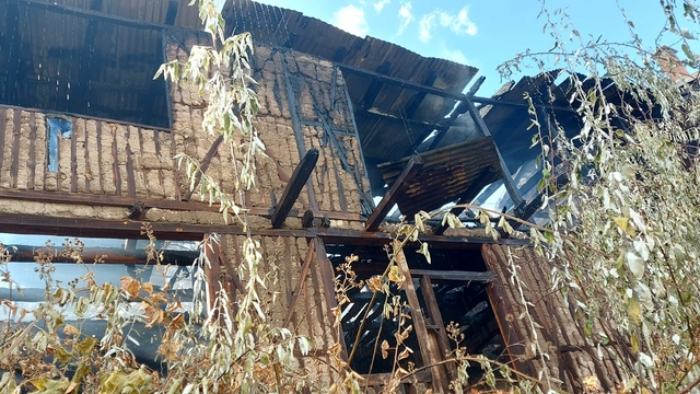 Suşehri'nde boş ahşap evde çıkan yangın söndürüldü