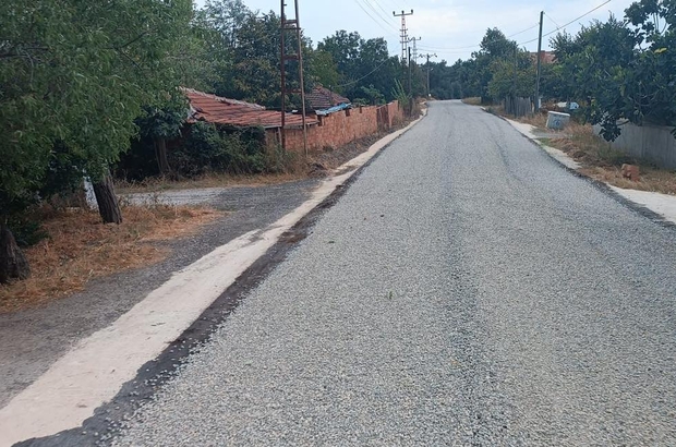 Edirne'de köy yollarında sıcak asfalt çalışmaları sürüyor