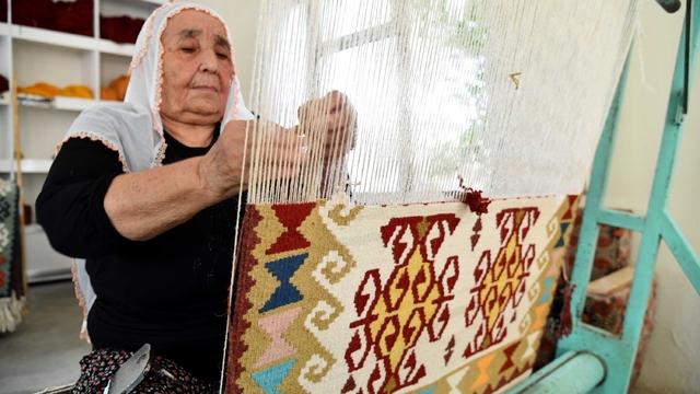 66 yıldır tescilli kilim dokuyor