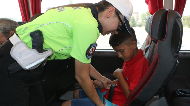 Trafik polisleri, otobüs yolcularının emniyet kemerini taktı - Adana Haberleri