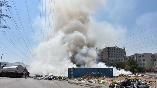 Ayakkabıcılar sitesindeki yangında gökyüzünü duman kapladı