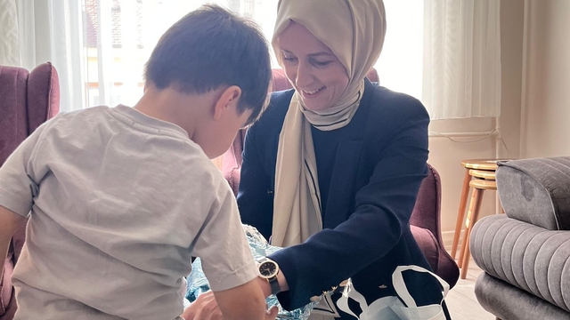 Niğde Valisi Çelik'in eşi Nermin Çelik, koruyucu aileleri ziyaret etti