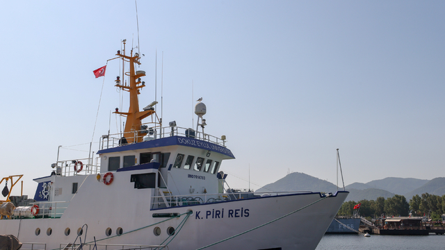 Araştırma gemisi Koca Piri Reis, balık ölümlerinin yaşandığı İzmir Körfezi'nde