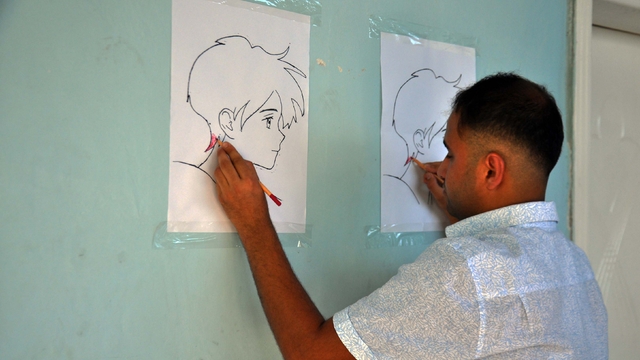 İki eliyle aynı anda iki resim çiziyor