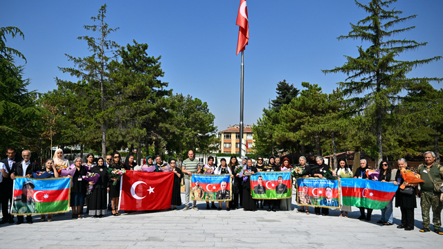 Azerbaycan'dan gelen 30 şehit ailesi Cebeci Askeri Şehitliği'ni ziyaret etti
