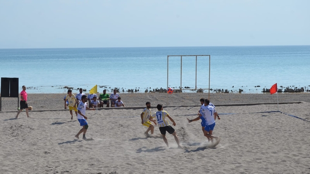 Adilcevaz'da plaj futbolu heyecanı