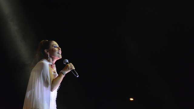 Şarkıcı Nilüfer Bursa'da konser verdi