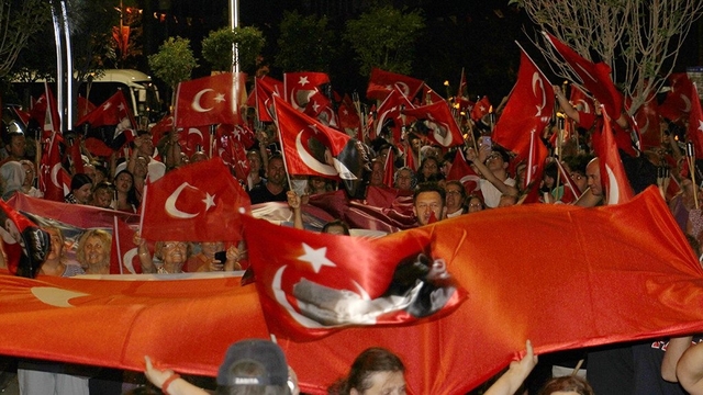 Gelibolu'da Zafer Bayramı etkinlikleri fener alayı ile taçlandırıldı