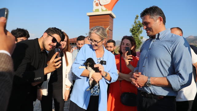 AK Parti İzmir Milletvekili Çankırı, barınaktan köpek yavrusu sahiplendi