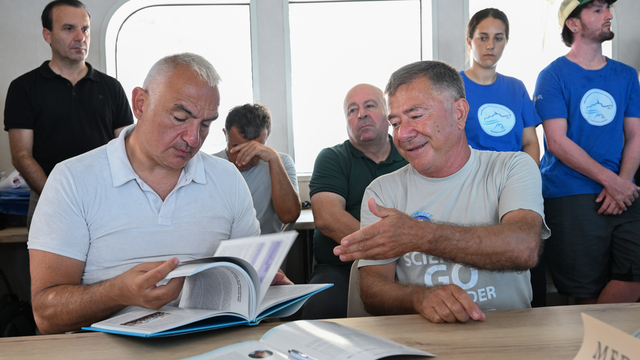 Bakan Ersoy, Antalya'da dünyanın en eski ticaret gemisi batığına dalış yaptı