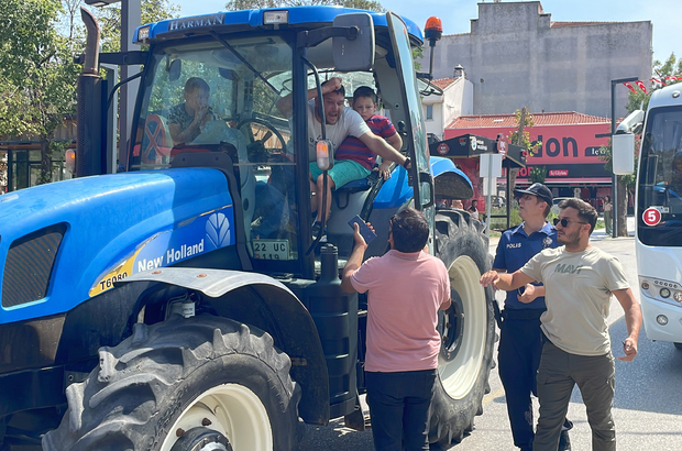 Polis, izinsiz çiftçi eylemi için ilçe merkezine giren traktörleri durdurdu