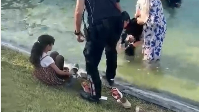 Süs havuzunda boğulma tehlikesi geçiren çocukları, polis ekipleri fark ederek kurtardı